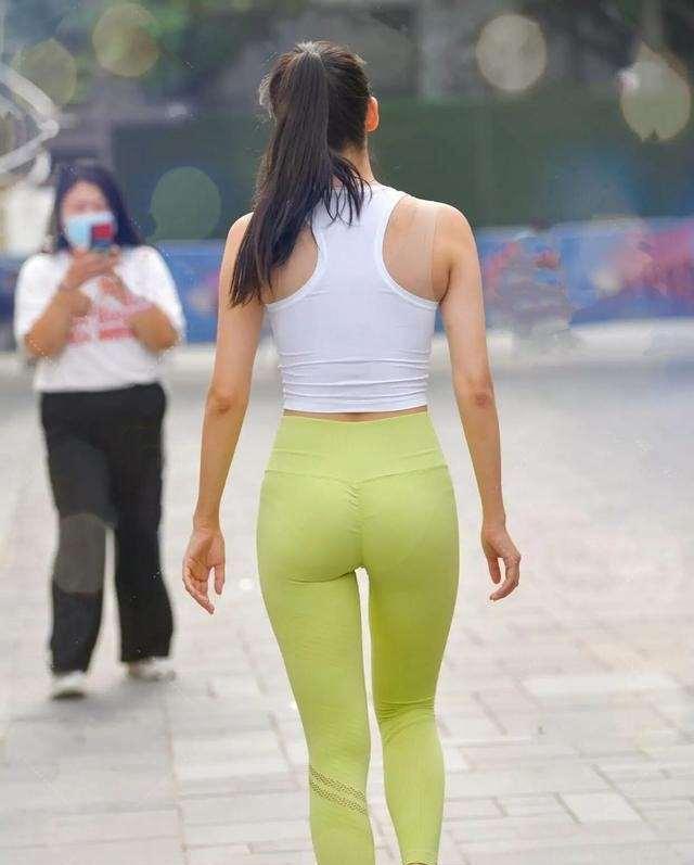高跟鞋 简单装扮的瑜伽裤显得干净挺阔,照亮姑娘如玉的容颜,经典时髦