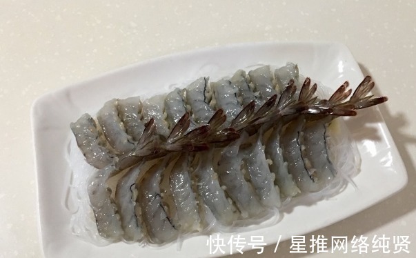 鸡汁|蒜蓉粉丝开背虾的家常做法，好看又好吃，小朋友吃得津津有味