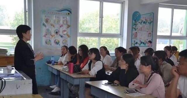 宝妈|妈妈穿新衣被老师请出家长会,看清上面的字,网友:没文化真可怕