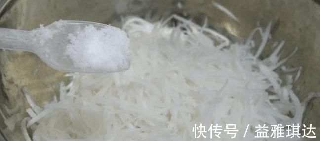 煎豆腐时,直接下锅煎就错了!学会3技巧,不粘锅不掉皮,也不碎