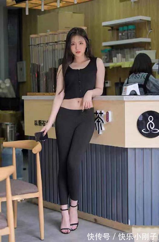 身材 身材不出众没关系,一条瑜伽裤塑形蜂腰细腿,展显出玲珑曲线