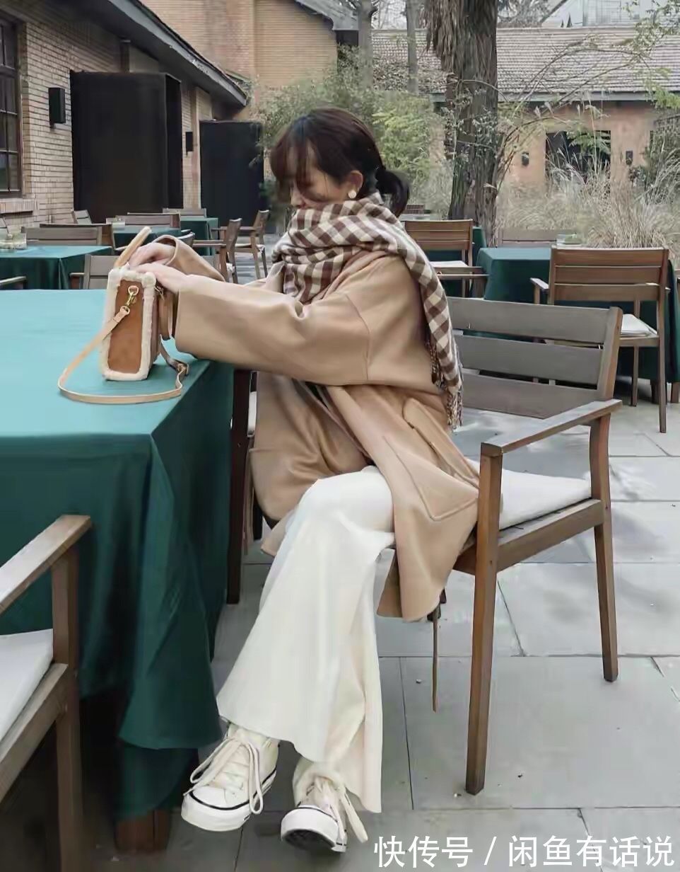 裙子|穿大衣别跟风配裙子了,搭这4种“裤子”更实用,中年女人也适合