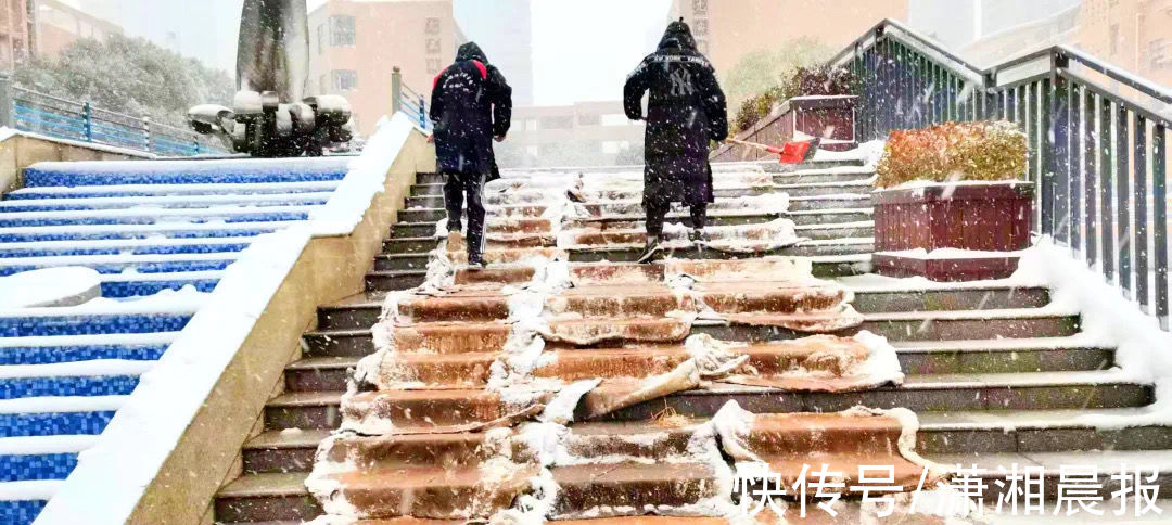 长沙|长沙初雪自带美颜滤镜，校园里“千树万树梨花开”