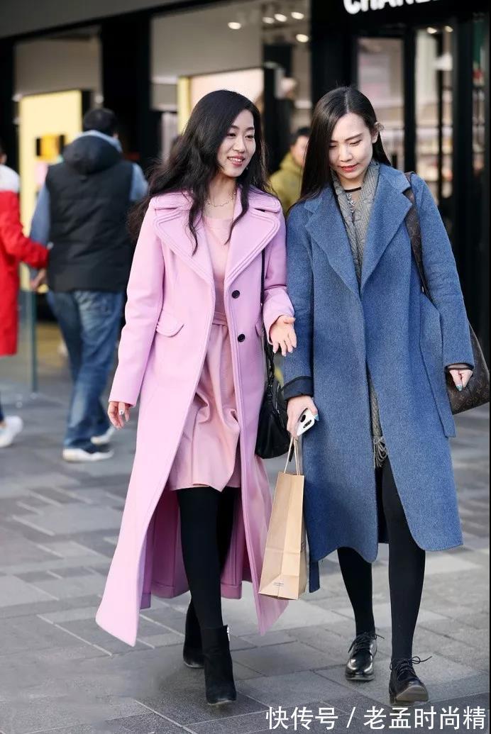 美少妇 街拍: 一对打扮时尚的成熟美少妇, 气质很知性, 谈吐很有雅致之美