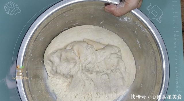 做薄煎饼时,有些人把面条烫了,有些人在上面抹油,糕点师傅教你