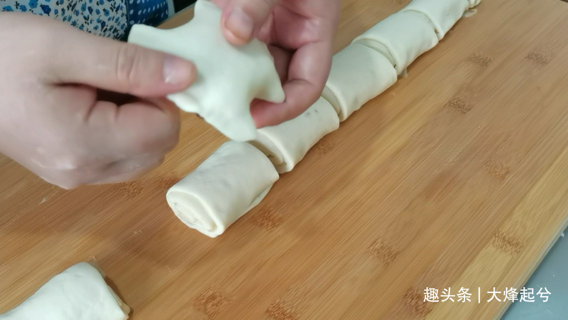 芝麻酥饼在家简单做，外酥里软又香甜，不用烤箱也可以酥得掉渣