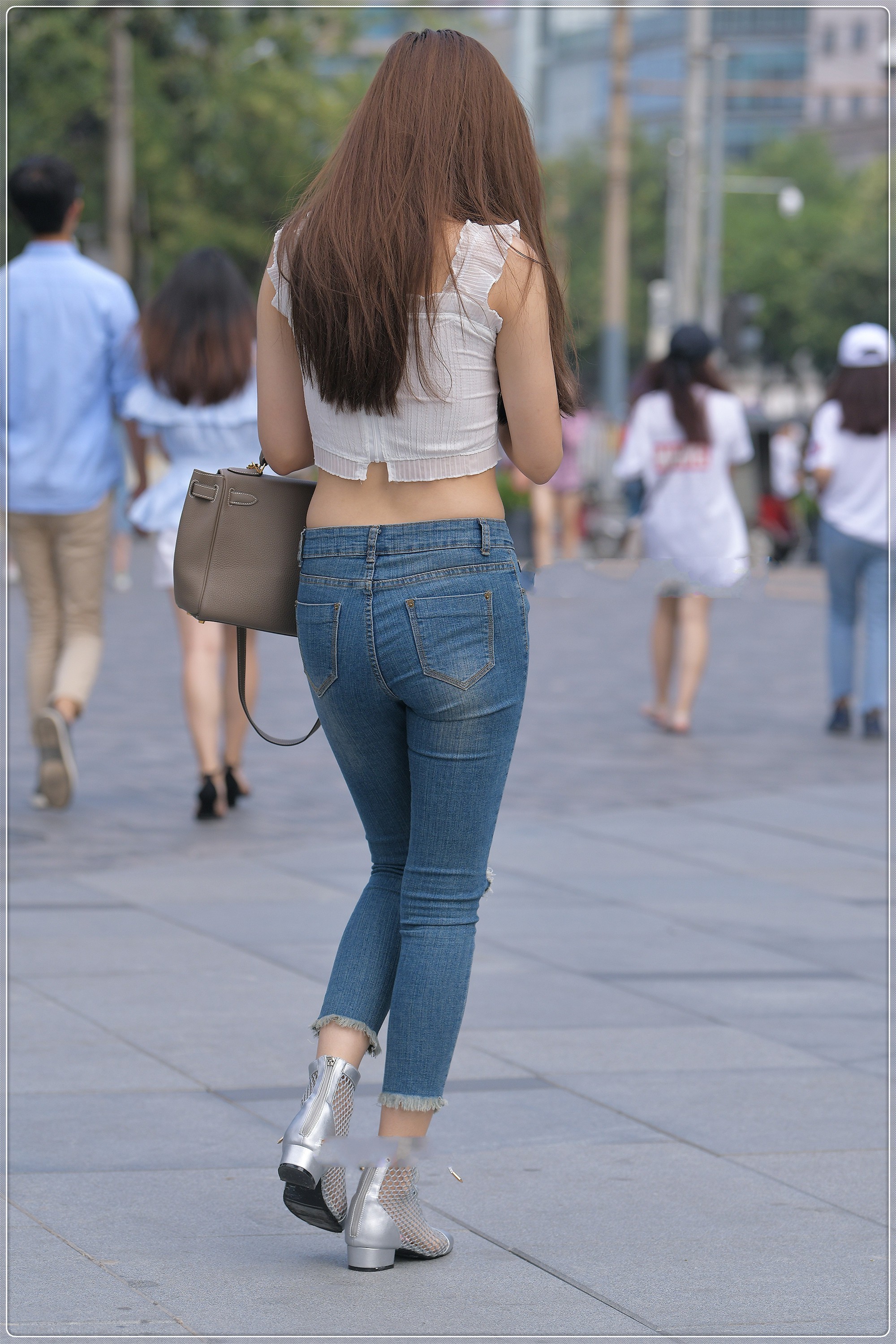 蕾丝花边吊带搭配破洞牛仔裤,精致时尚,公主范十足