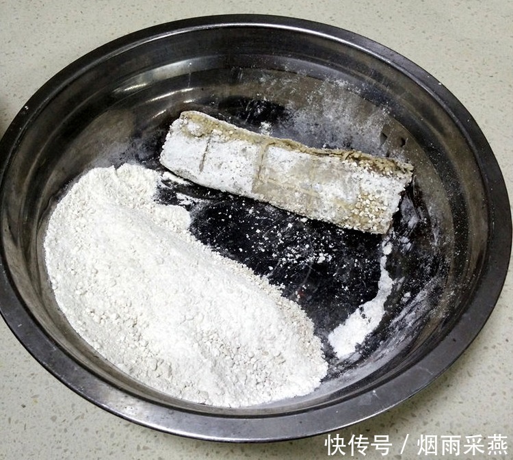 炸带鱼,裹粉还是挂糊?大厨教你做法,鲜嫩酥脆又入味,还没腥味