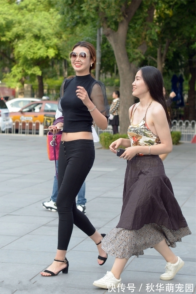 修身|搭配黑色修身小衫,胳膊部分是透视的网纱,很性感