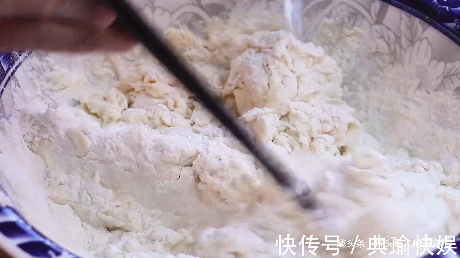 油酥|烙饼时,不要直接烙,多加这两步,饼柔软又起层,3分钟就能出锅