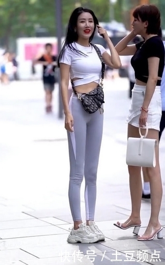 偶遇|偶遇“无痕裤”美女走红,搭配立体裁剪的裤子,运动风十足