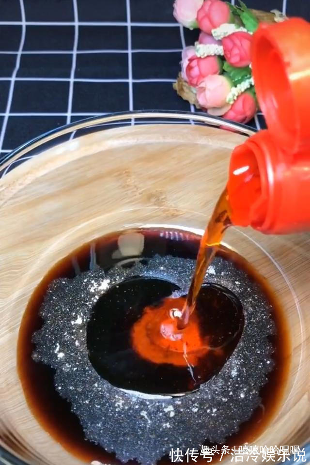 凉拌鸡腿，咸鲜微辣，吃着开胃又下饭，鲜嫩又多汁哟！