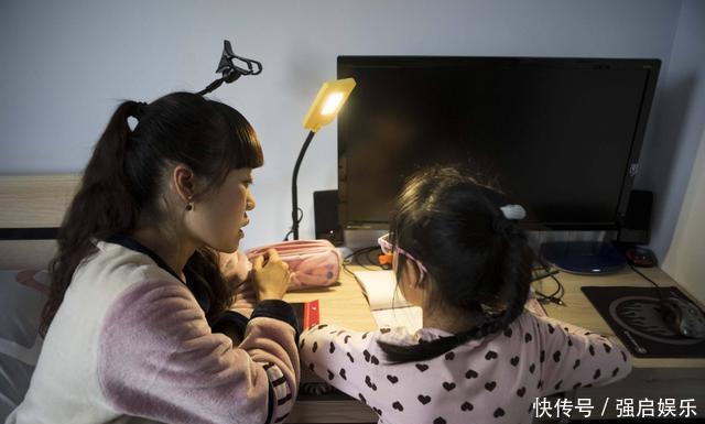 怒怼道|姐姐在写作业，妈妈强行将妹妹送进姐姐房间，姐姐怒怼道你起开