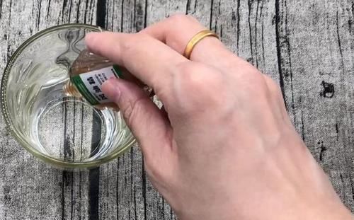 白醋和风油精混在一起,竟然解决了生活中的大麻烦,太聪明了