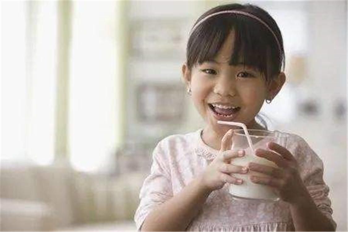 孩子|天天喝牛奶的孩子，和不爱喝牛奶的孩子，这“4大差距”很明显