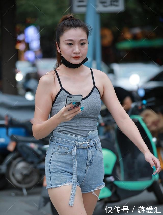 高跟鞋 夏季要追求清凉的美,吊带衫配牛仔短裤,简约修身又美丽洒脱!