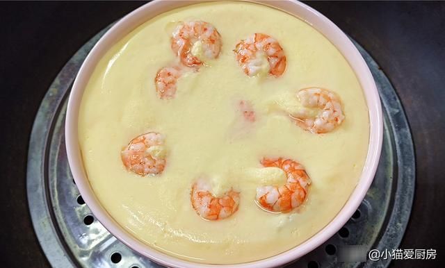 鸡蛋豆腐蒸虾仁，制作方法简单，营养好吃可口，老人小孩都喜欢吃