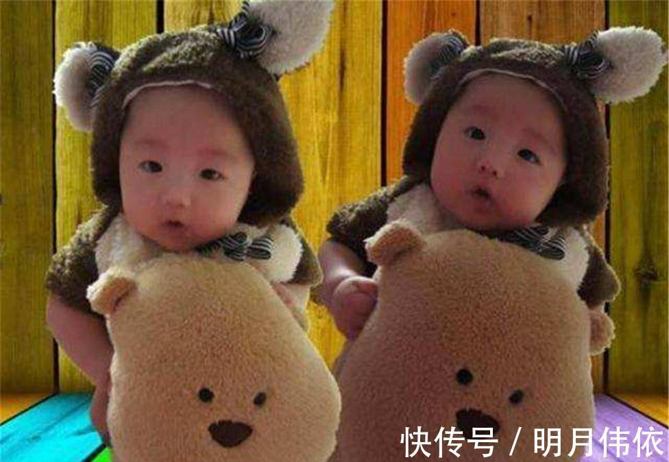 双胞胎女儿|“超幸运”夫妻火了双胞胎女儿抱双胞胎儿子，网友太会生了