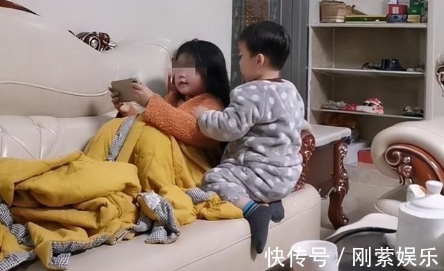 姐姐|弟弟“伺候”刚洗完澡的姐姐火了,网友:让姐姐收拾得明明白白的