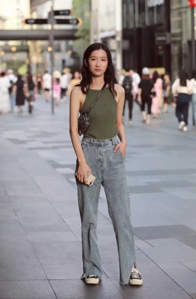 路人街拍, 美女穿墨绿色的针织背心, 显别具一格的时尚气息