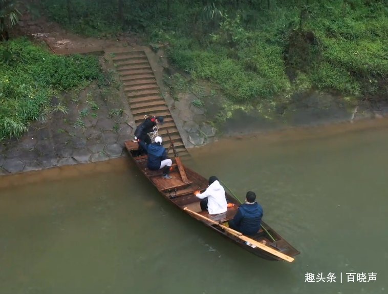 《向往的生活》让人后怕一幕：嘉宾划船不穿救生衣，何炅险落水