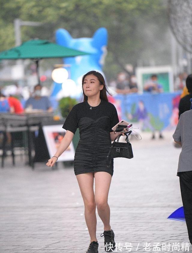 美女|腿型修长的连衣裙美女,值得借鉴和尝试,还是短靴