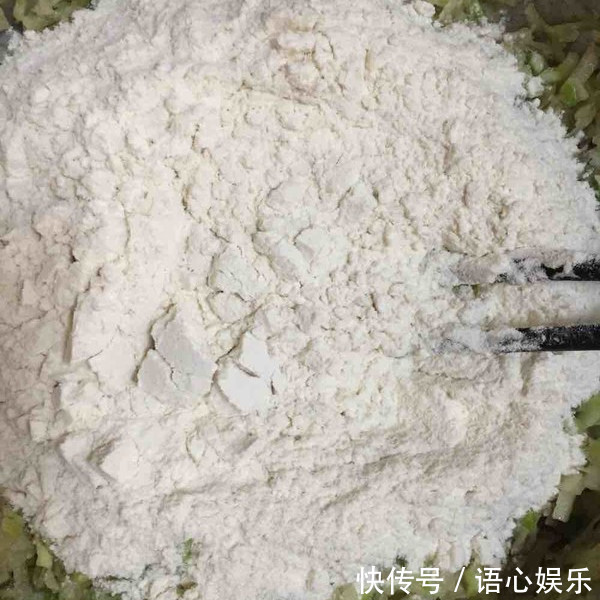 40年大厨炸丸子的秘诀:掌握这个技巧,包你炸出圆润香酥的丸子