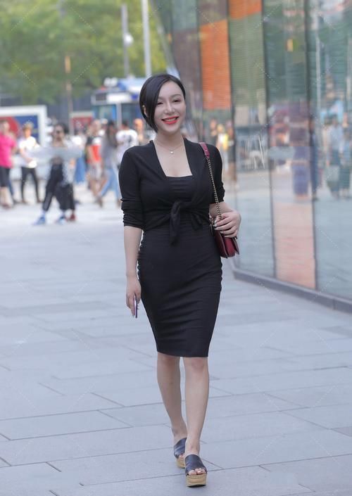 一袭黑色典雅套装,掩盖不住优雅气质,尽显女人味