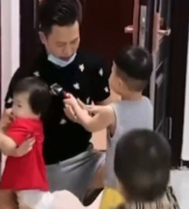 妹妹|4岁男孩怕妹妹热给她剃头，后脑勺直接被剃秃，爸爸又心疼又无奈