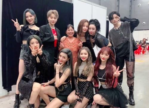  救场|孔雪儿618晚会遇舞台事故，裙子开了险滑落，淡定救场获赞无数