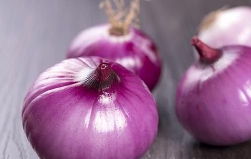买洋葱时,选白皮的还是紫皮的?两者相差很大,以后别再买错了