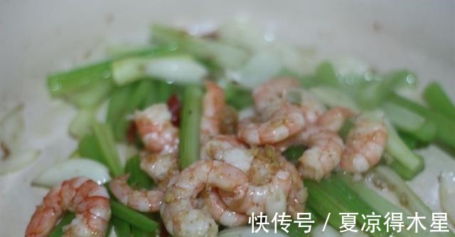 宁心安神|西芹百合炒虾仁，清脆爽口又有营养，快来品尝它的美味吧！