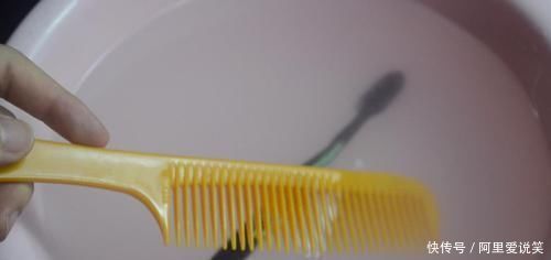 梳子|在梳子上涂抹牙膏，作用真厉害，我也是刚知道，快回家试一试