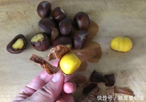 秋天|剥板栗不用手抠，用这种方法剥的真快，干净完整还不伤手，特轻松