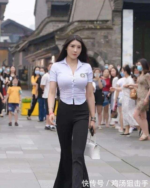 蕾丝 牛仔裤穿搭简约大气，减龄效果相当不错，舒适又带着点小精致！