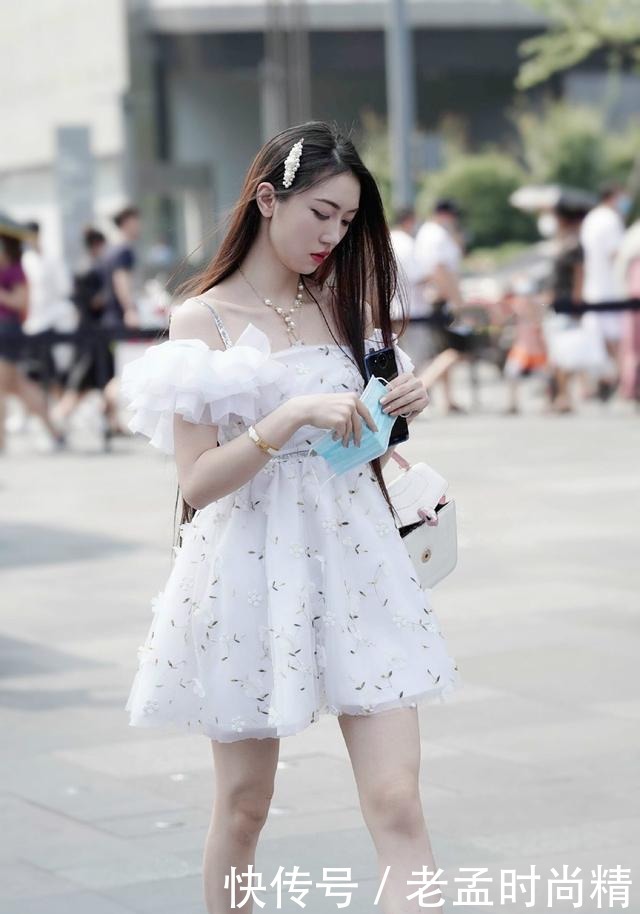 街拍:怎样穿着才优雅,展示气质的女生裙装穿搭,大方好看值得借鉴