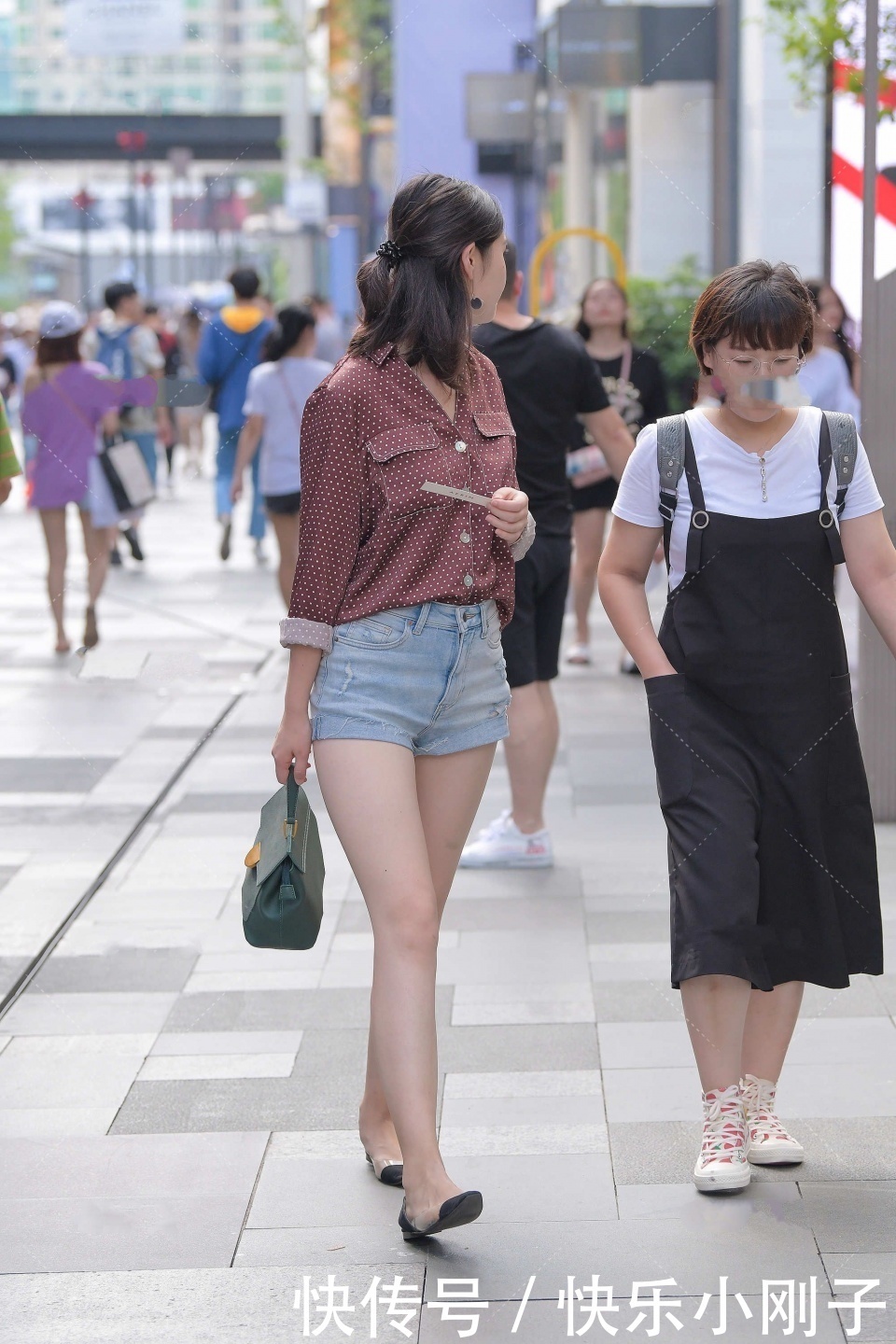 牛仔短裤|红棕色休闲衬衫,搭配浅蓝牛仔短裤,满满复古感,尽显独特气质