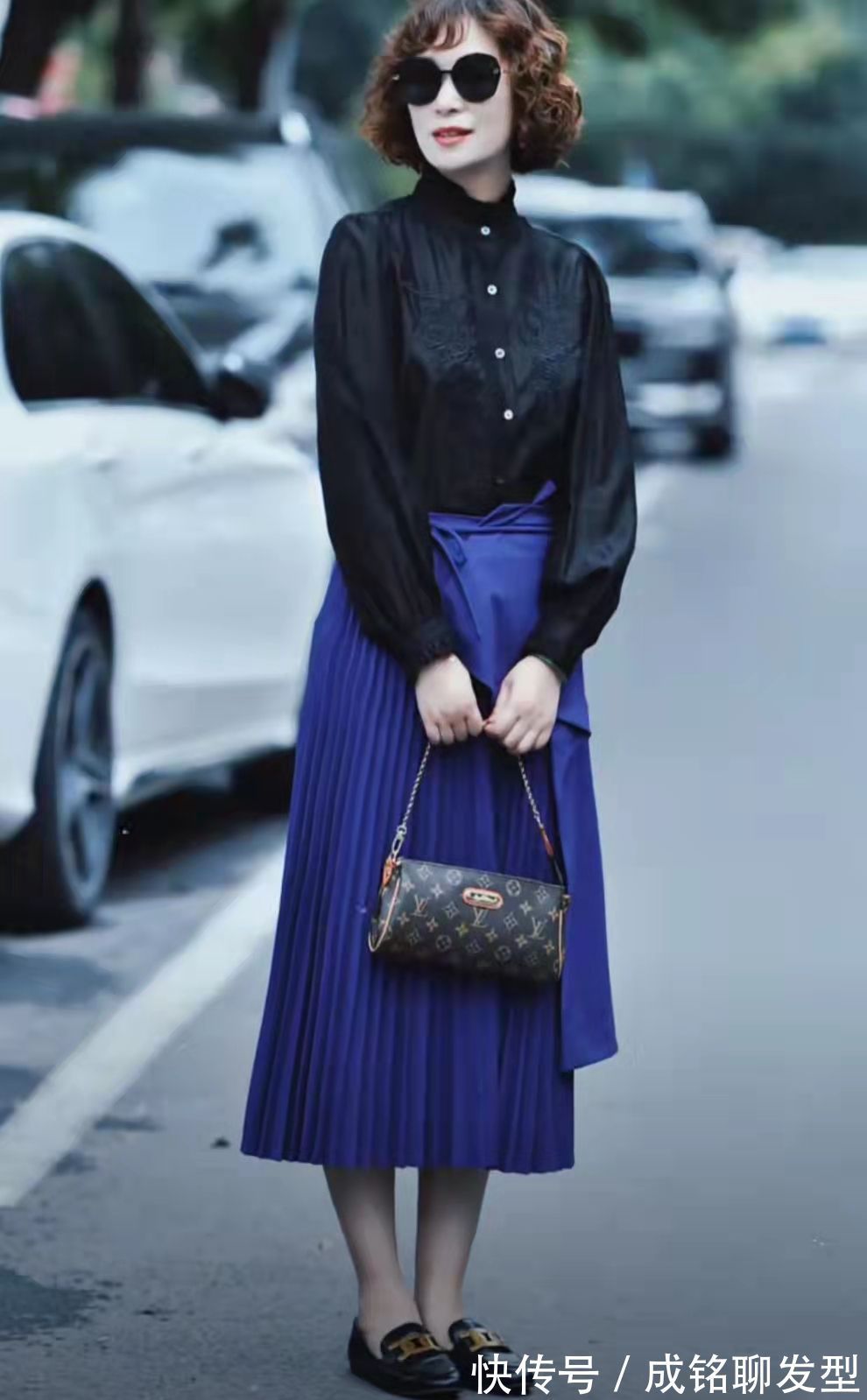 搭配|这才是50岁女人该有的装扮,洋气卷发配时髦穿搭,优雅大气又高级