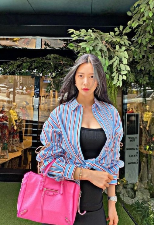 大长腿|克拉拉这身材绝了,粉色吊带配牛仔裤高挑时髦,曲线曼妙惹人羡