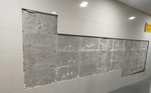 墙面砖|入住不到一年,墙砖哗哗往下掉,维修工人:施工时关键步骤忘了做