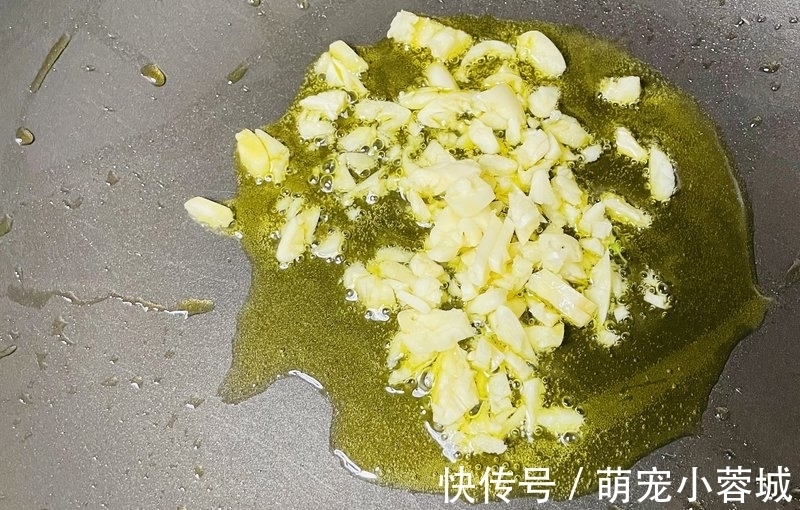 青笋|尹正没骗我 焖菜好好吃所有调料只有盐和黑胡椒，竟然这么好吃。