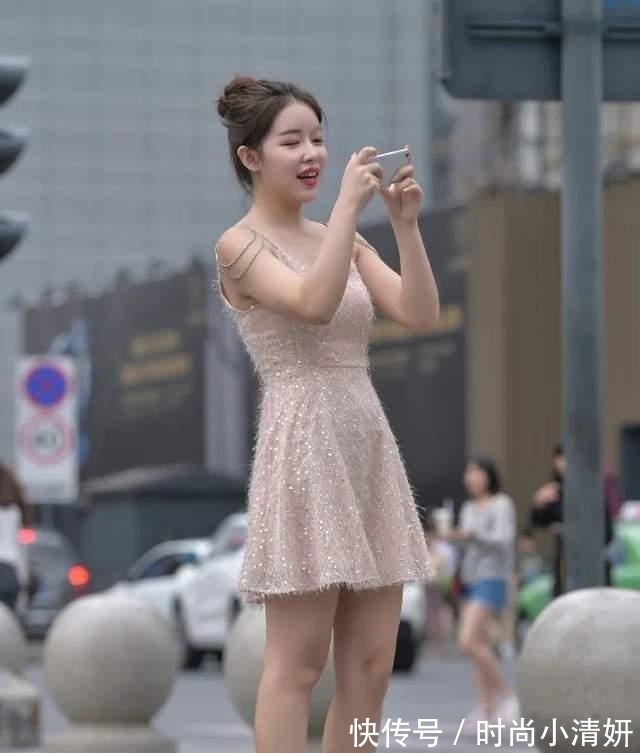 高跟|粉色时尚连衣裙,搭配时尚高跟凉鞋,打造出青春靓丽的美感