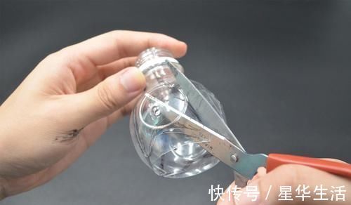 扫把上套个塑料瓶，放在家里特别实用，一年能省不少钱，涨知识了