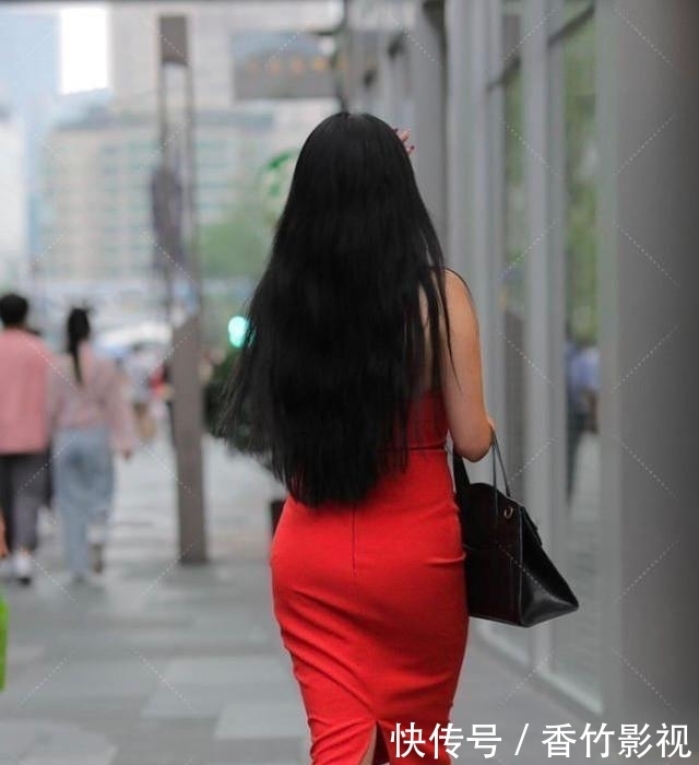 舒适百搭的连衣裙衬出美丽的自信感,尽显年轻魅力