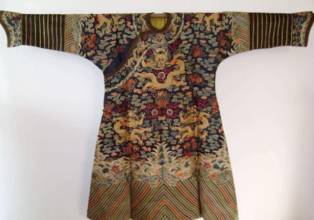 身着|古代的限制太多,这种颜色的衣服普通人不敢穿,若被发现死路一条