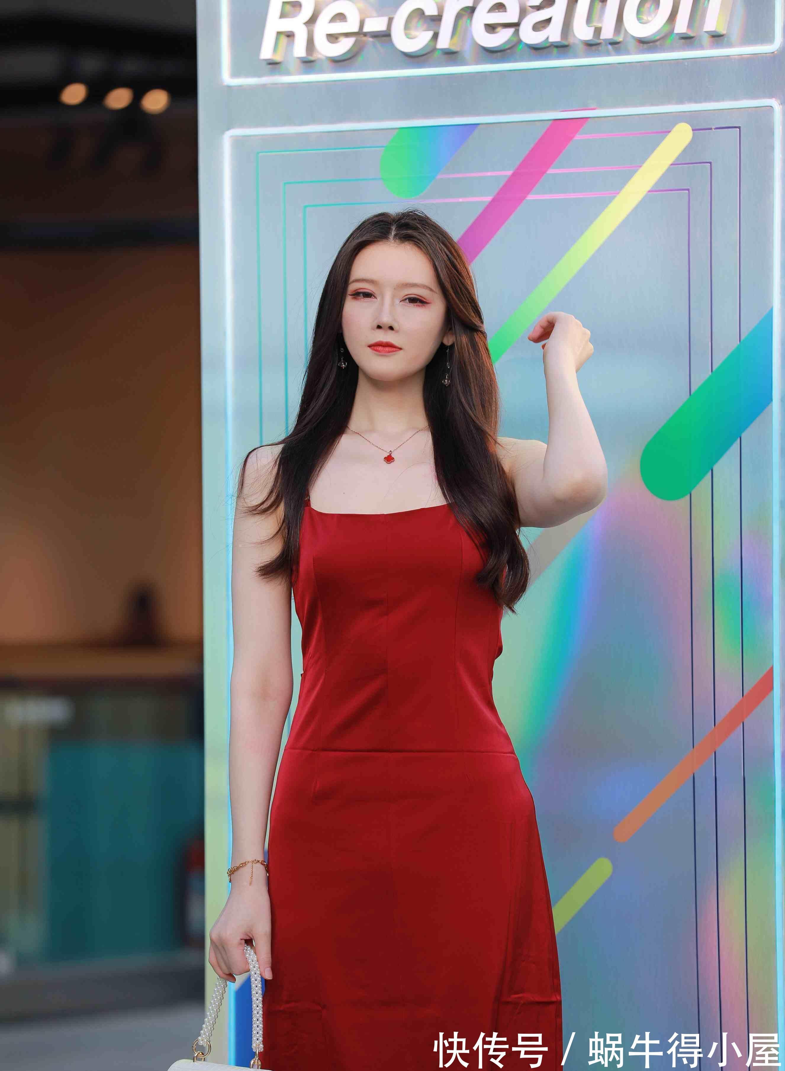 美感|连衣裙的穿搭示范,让造型美感升级,破洞款式