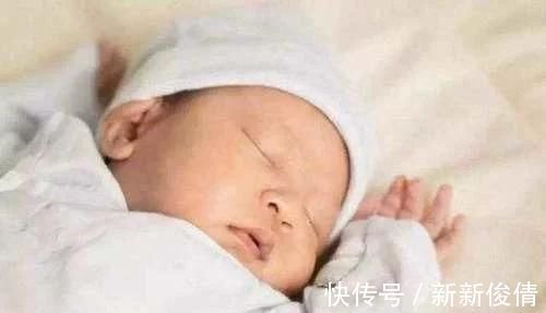 宝宝|一家三口睡觉照片曝光,爸妈熟睡宝宝坐一旁,宝宝这家长真难带