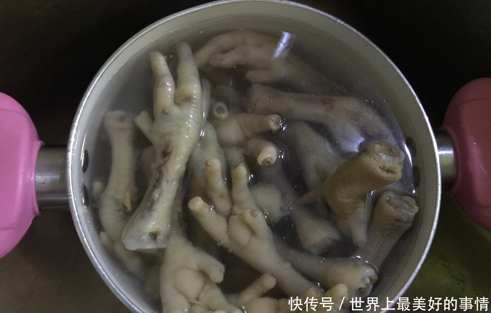 超简单又下饭的爽口凤爪,香辣开胃,一口接着一口停不下来了