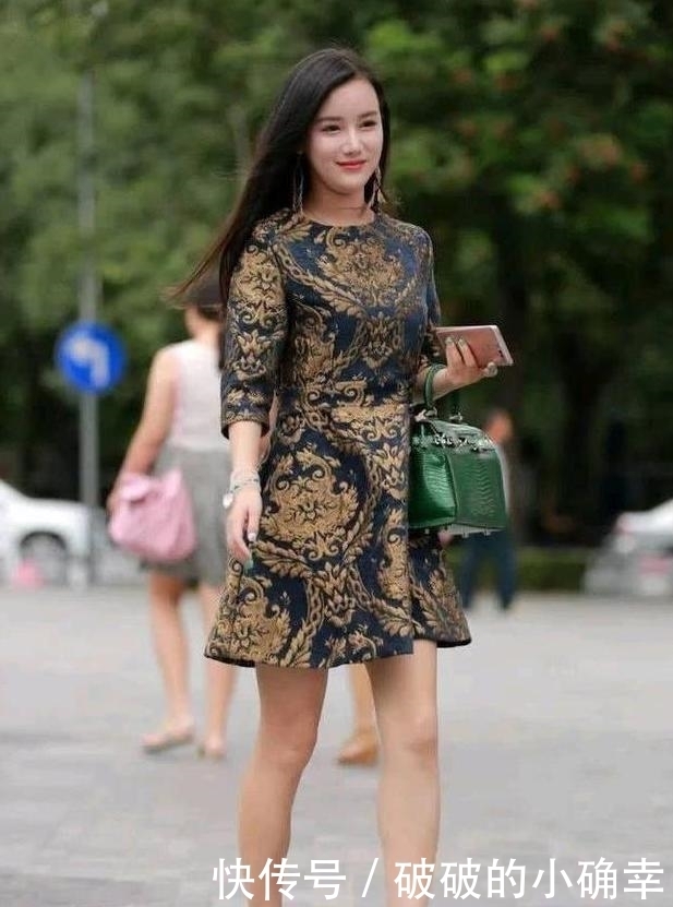 时尚|街拍:笑容甜美迷人妹子,连衣裙牛仔短裤的偶遇,很有时尚感!
