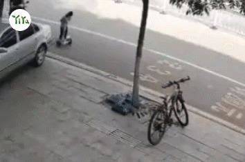 男孩|极其危险这种流行“车”不是玩具,别让孩子碰一名8岁男孩已因此丧命